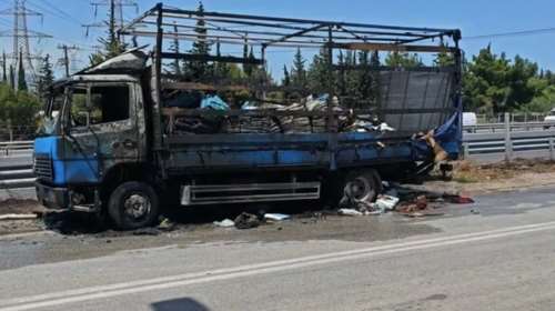 Φορτηγό τυλίχτηκε εν κινήσει στις φλόγες στον Κηφισό - Πώς γλίτωσε ο οδηγός [βίντεο]