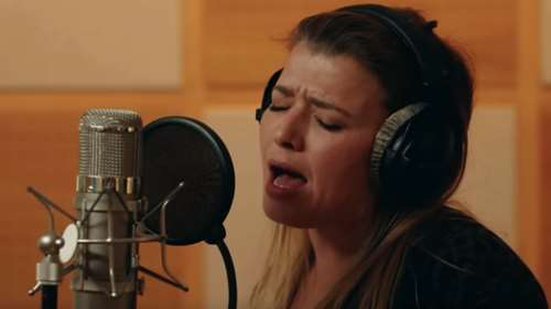 &quot;Ζωή χαμένη&quot;: Ο Κώστας Βαξεβάνης έγραψε τραγούδι για την τραγωδία στα Τέμπη -  Ερμηνεύει η Ιουλία Καραπατάκη [βίντεο]