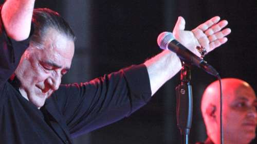 Το μεγαλείο ψυχής του Βασίλη Καρρά: Η συναυλία ανθρωπιάς το 2000 για τον νεαρό Παναγιώτη με καθολική αναπηρία