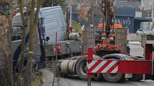 Αχαρνές: Νταλίκα &quot;δίπλωσε&quot; και κινδύνευσε να πέσει στο κενό - Άνοιξε η Λεωφόρος Τατοΐου [βίντεο]