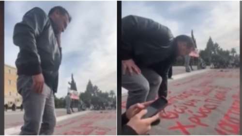 Τέμπη: Η συγκινητική στιγμή που ο Νίκος Πλακιάς σκύβει και φιλάει τα ονόματα των αδικοχαμένων κοριτσιών του [βίντεο]