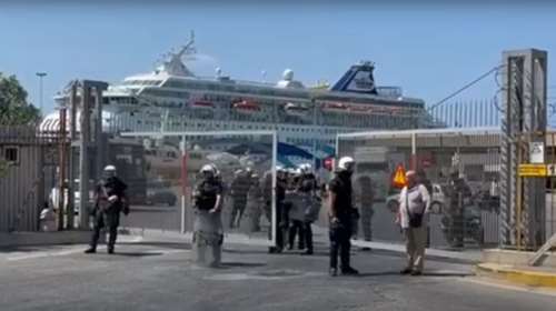 Κρήτη: Διαδηλωτές &quot;υποδέχθηκαν&quot; με πανό το ισραηλινό κρουαζιερόπλοιο Crown Iris [βίντεο]