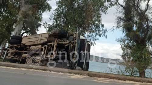 Χαλκίδα: Νταλίκα τούμπαρε έπειτα από σύγκρουση με ΙΧ αυτοκίνητο [εικόνες]