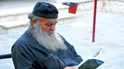 Μονή Ντουραχάνης: Έφυγε από κορονοϊό ο &quot;καλόγερος του λαού&quot; - Η ιστορία του παπά Θανάση που φρόντιζε ορφανά και κρατούμενους