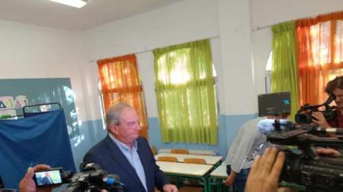 Ψήφισε στη Θεσσαλονίκη ο πρώην πρωθυπουργός Κώστας Καραμανλής [βίντεο]