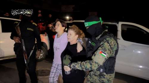 Γιατί αυτή η όμηρος έγινε ηρωίδα στο Ισραήλ: Κοίταξε στα μάτια τους τρομοκράτες της Χαμάς, αρνήθηκε να τους χαιρετήσει