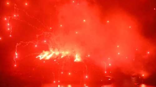 Σαντορίνη: Υπερθέαμα στα "Ηφαίστεια" και βροχή από βεγγαλικά – Η νύχτα έγινε μέρα [βίντεο]