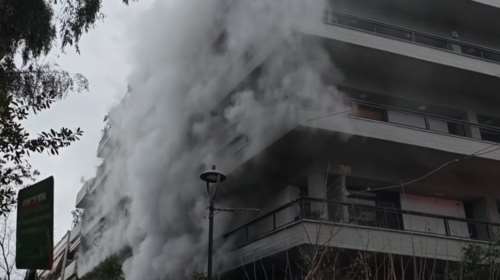 Φωτιά σε διαμέρισμα στο Κολωνάκι - Συναγερμός στην Πυροσβεστική [βίντεο]