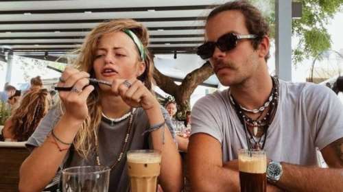 Η Γαία Μερκούρη και ο Άγγελος Λάτσιος ξεσαλώνουν στην Άνδρο σε βραδινή τους έξοδο [εικόνες]