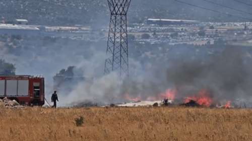 Φωτιά στον Ασπρόπυργο: Καίγονται ξερά χόρτα στον Ήμερο Τόπο [βίντεο]