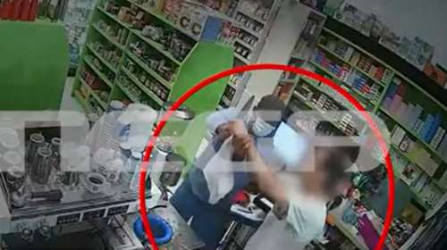 Τρόμος στο Νέο Ηράκλειο: Η στιγμή που ληστής ορμά με μαχαίρι σε υπάλληλο mini market - Η σοκαριστική μάχη [βίντεο]