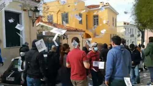 ΝΔ για επίθεση Ρουβίκωνα στο σπίτι Καραμανλή: Οι θρασύδειλοι τραμπούκοι δεν πρόκειται να εκφοβίσουν κανέναν