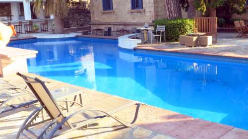 Ρόδος: Η 3χρονη έμεινε 7 λεπτά μέσα στην πισίνα χωρίς κανείς να την αντιληφθεί - Γιατί δεν υπήρχε υποχρέωση για ναυαγοσώστη