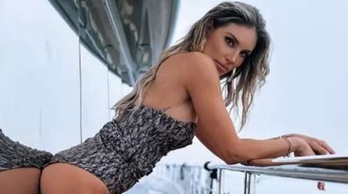 Η Αθηνά Οικονομάκου ποζάρει στο γήπεδο φορώντας τη φανέλα με το όνομα του Μπρούνο Τσερέλα