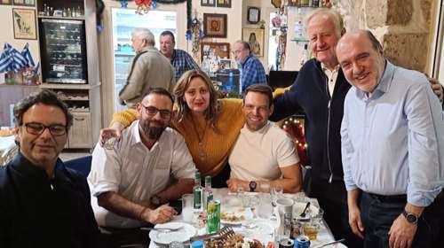 Στέφανος Κασσελάκης: Σε εκδήλωση του ΣΥΡΙΖΑ στον Πειραιά μαζί με τον πατέρα του και τον αδελφό του [εικόνες]