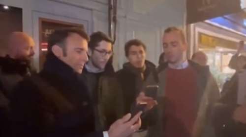 Σάλος με τον Μακρόν: Τραγουδά με περαστικούς μετά το διάγγελμα για το συνταξιοδοτικό - Ήταν ακροδεξιοί λέει ο γαλλικός Τύπος