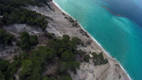 Θρίλερ στη Λευκάδα: Εντοπίστηκε πτώμα σε παραλία - Σε παιδί ανήκει η σορός