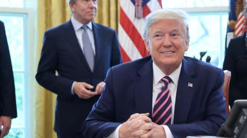 Τα έκανε χειρότερα ο Τραμπ: Δηλώνει ότι "σάρκαζε" και δεν ενθαρρύνει τον κόσμο να πιει απολυμαντικό!