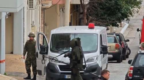 Καμίνια: Η επιχείρηση του Στρατού για την απομάκρυνση της χειροβομβίδας από πάρκινγκ πολυκατοικίας [βίντεο]
