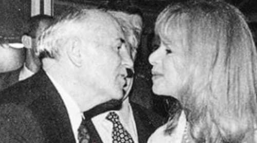 Σπάνιο κλικ: Η Αλίκη Βουγιουκλάκη φιλά τον Μιχαήλ Γκορμπατσόφ [Εικόνα]