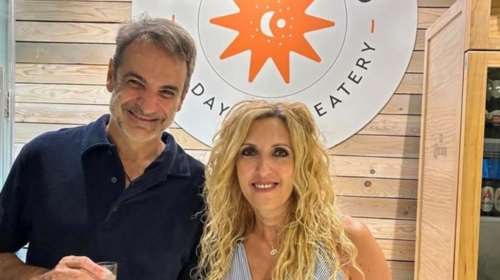 Στα Χανιά ο Μητσοτάκης: Χαλαρή βόλτα και τσικουδιά στο Κουμ Καπί [βίντεο]