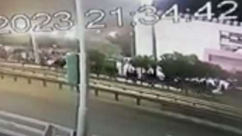 Ρέντης: Η στιγμή που οι μαυροφορεμένοι χούλιγκαν γυρίζουν τρέχοντας στο γήπεδο, μόλις έχουν ρίξει τις φωτοβολίδες [βίντεο]