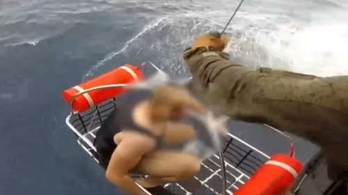 Ναυάγιο στη Λέσβο: Η στιγμή που διασώζεται ο Αιγύπτιος ναυτικός - Συνεχίζονται οι έρευνες για άλλους 12  [βίντεο]