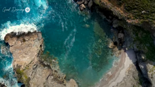 Πόρτες: Η κρυμμένη, άγρια παραλία που κλείνει την &quot;πόρτα&quot; στα μανιασμένα κύματα του Αιγαίου [βίντεο]