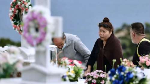 Γλυκά Νερά: Η μητέρα της Καρολάιν πέταξε την επιγραφή με την &quot;πολυαγαπημένη μου σύζυγο&quot; από το μνήμα, την έσπασε