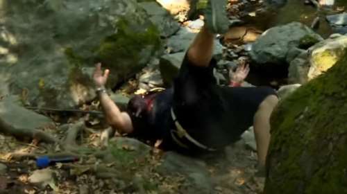 Η απίστευτη τούμπα του Γρηγόρη Αρναούτογλου σε μονοπάτι στο δάσος - Η αντίδραση του παρουσιαστή [βίντεο]