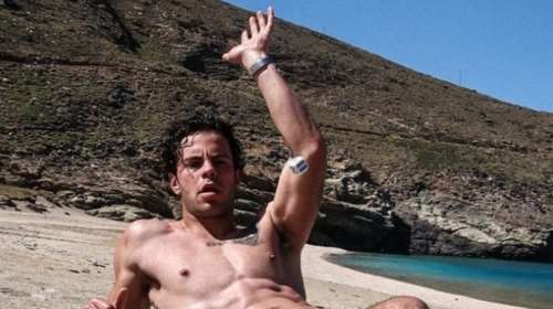 Ο Άγγελος Λάτσιος στην Άνδρο με μαγιό &amp; six pack - Το σχόλιο της Ελένης Μενεγάκη