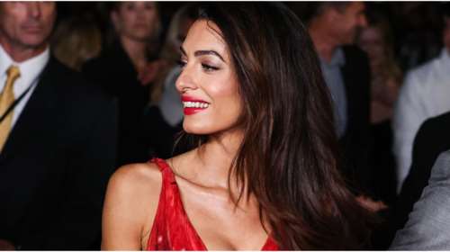 Tropical θεά η Αμάλ Κλούνεϊ: Το &quot;παραδεισένιο&quot; φόρεμά της και τα σέξι ανύπαρκτα πέδιλα