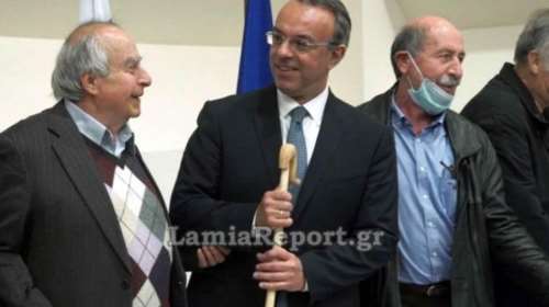 Λαμία: Γιατί έδωσαν γκλίτσα στον Χρήστο Σταϊκούρα σε εκδήλωση όπου βραβεύτηκε [Βίντεο]