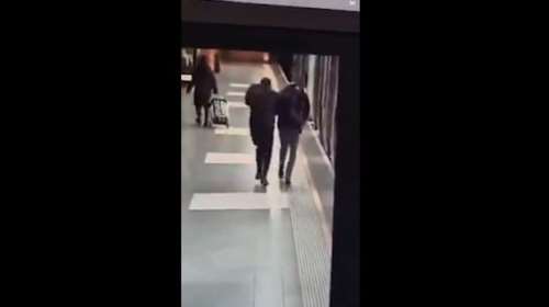 Γαλλία: Αδιανόητο περιστατικό στο μετρό της Λιόν - Τον μαχαίρωσε στον λαιμό επειδή έπεσε τυχαία πάνω του [βίντεο]