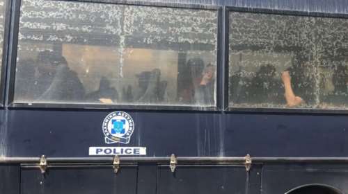Η στιγμή που ο δημοσιογράφος της ΕΡΤ φτάνει με χειροπέδες στην Ευελπίδων για τον ξυλοδαρμό της συντρόφου του [βίντεο]