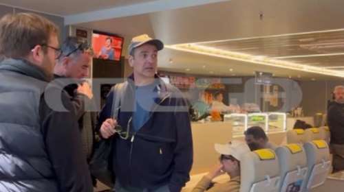 Κυριάκος Μητσοτάκης: Στην ουρά ο πρωθυπουργός για το πλοίο της επιστροφής από την Τήνο [εικόνες - βίντεο]