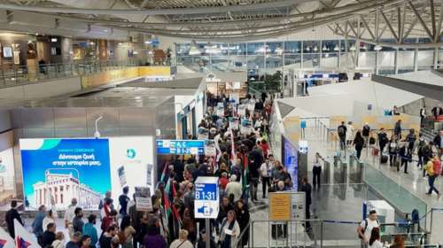 Το ΠΑΜΕ &quot;μπούκαρε&quot; στο &quot;Ελ. Βενιζέλος&quot;: Πορεία υπέρ της Παλαιστίνης - Χαμός στο Twitter