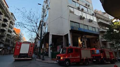 Φωτιά σε κτίριο στο κέντρο της Αθήνας - Κλειστή η οδός Αμερικής [βίντεο]