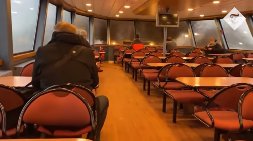 Πανικός σε φέρι-μποτ στη Γερμανία: Τεράστιο κύμα σπάει τα τζάμια