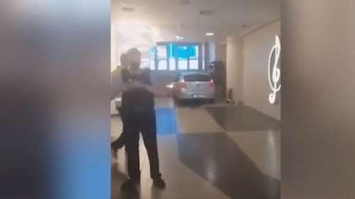 Αιγάλεω: Βίντεο ντοκουμέντο - &quot;Εδώ γίνονται ανθρωποθυσίες για τον Σατανά&quot; φώναζε ο οδηγός που μπούκαρε σε εμπορικό κέντρο