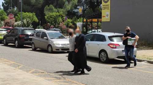 Αγρίνιο - Απίστευτο: Υπέρ του ιερέα κατέθεσε η μητέρα των ανήλικων κοριτσιών που τον κατηγορούν για βιασμό [Βίντεο]