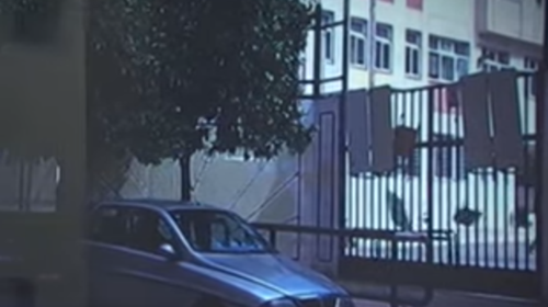 Απίστευτο: Μαθητές σε υπό κατάληψη σχολείο της Αθήνας εκσφενδόνισαν θρανία... on air