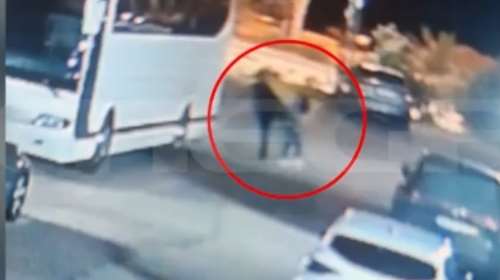 Δολοφονία Γαρυφαλλιάς έξω από ξενοδοχείο στην Πάτρα:  Καρέ – καρέ η επίθεση - Την κλώτσαγε και τη χτυπούσε στο κεφάλι