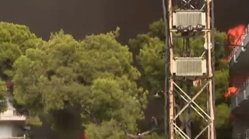 Μεγάλη φωτιά στη Βαρυμπόμπη: Καίγονται σπίτια - Αγωνία για εγκλωβισμένους κατοίκους - Συνεχείς εκρήξεις