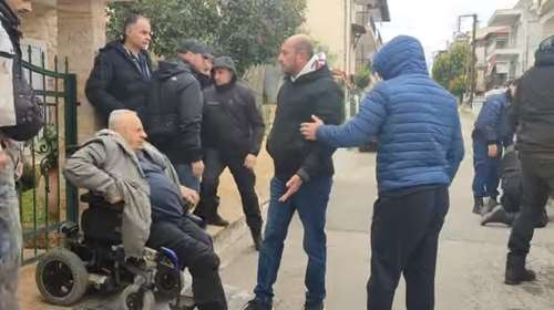 Χαλκιδική: Έκαναν έξωση σε 82χρονο με αναπηρία - Πέταξαν τα πράγματά του στον δρόμο [βίντεο]