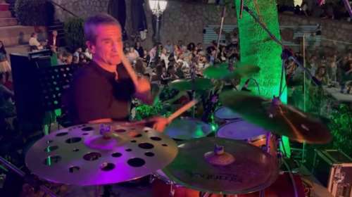 Το είπε και το έκανε: Ο Ανδρέας Λοβέρδος έπαιξε ντραμς με τον Χρήστο Μενιδιάτη σε πανηγύρι στη Φωκίδα [βίντεο]