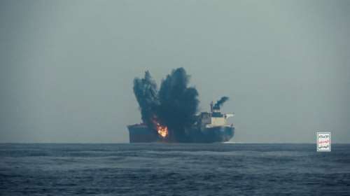 Στις φλόγες ολλανδικό πλοίο μετά την επίθεση που δέχτηκε κοντά στο Άντεν - Δύο ναυτικοί τραυματίστηκαν