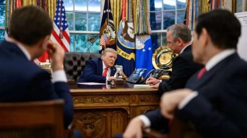 Η στιγμή που ο Τραμπ τηλεφωνεί στον Πούτιν μετά τις συναντήσεις με Ζελένσκι και Ευρωπαίους