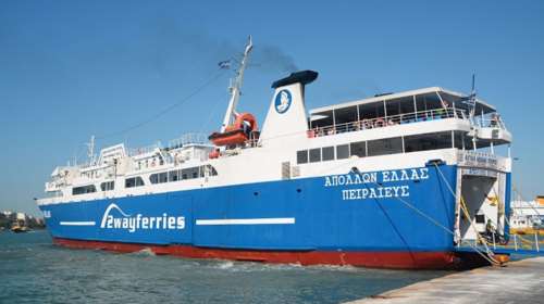 Αίγινα: Προσέκρουσε στην προβλήτα του λιμανιού το πλοίο &quot;Απόλλων&quot; - Λαχτάρα για τους 591 επιβάτες