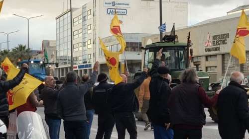 Οι οδηγοί ταξί στο πλευρό των αγροτών - Πανηγυρική "συνάντηση" στη λεωφόρο Αθηνών [βίντεο]